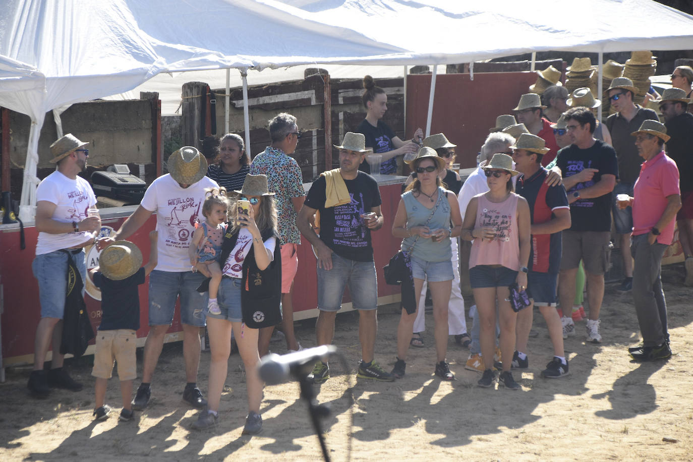 Buena música y mejillones en San Martín del Castañar