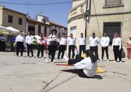 Dos mujeres protagonizan por primera vez el 'Baile de la Bandera' en Hinojosa de Duero