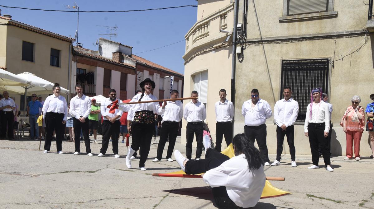 Dos mujeres protagonizan por primera vez el 'Baile de la Bandera' en Hinojosa de Duero