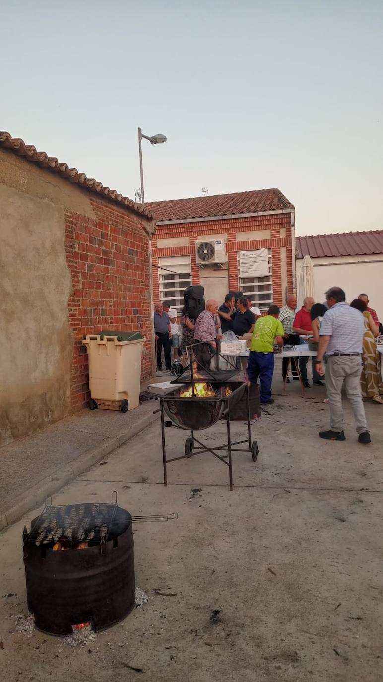 Cantaracillo estrena el verano con una sardinada popular