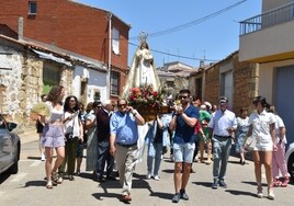 Los vecinos sacaron en procesión sólo la talla de la Virgen porque la imagen de San Juan está deteriorada.