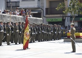 Los 78 civiles participantes en el acto castrense en Vitigudino durante el solemne juramento de la Bandera de España