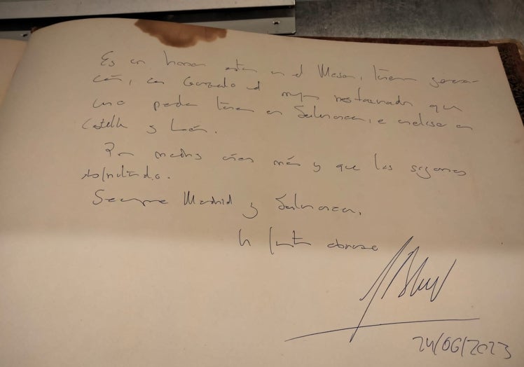 La dedicatoria de Almeida en el libro de firmar del Mesón de Gonzalo