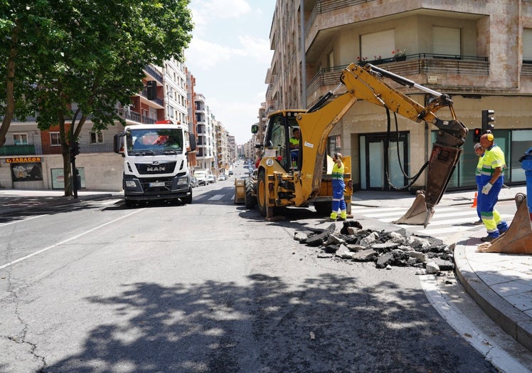 Una excavadora trabaja en reparar la avería