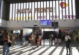 Viajeros llegando a la estación de autobuses de Salamanca para coger su autobús y desplazarse.