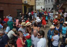 El regreso de los emigrantes durante el verano llena las calles de El Payo.