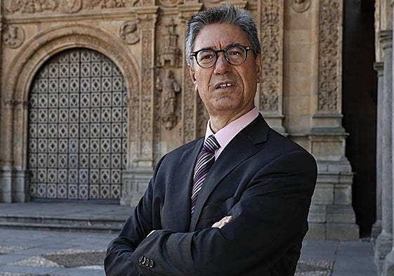 Julio Pindado, presidente de IME Business School, ante la fachada de San Esteban.