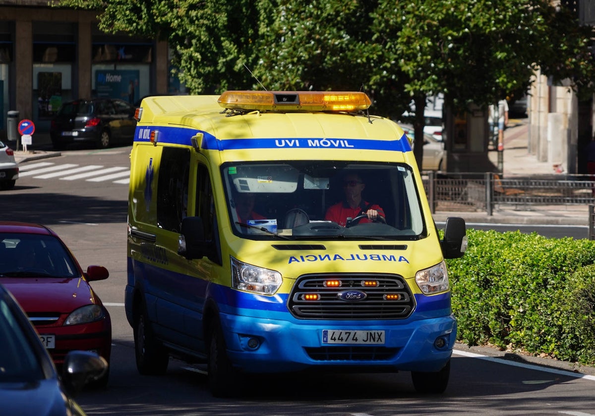 Una ambulancia de Sacyl desplazándose al lugar.