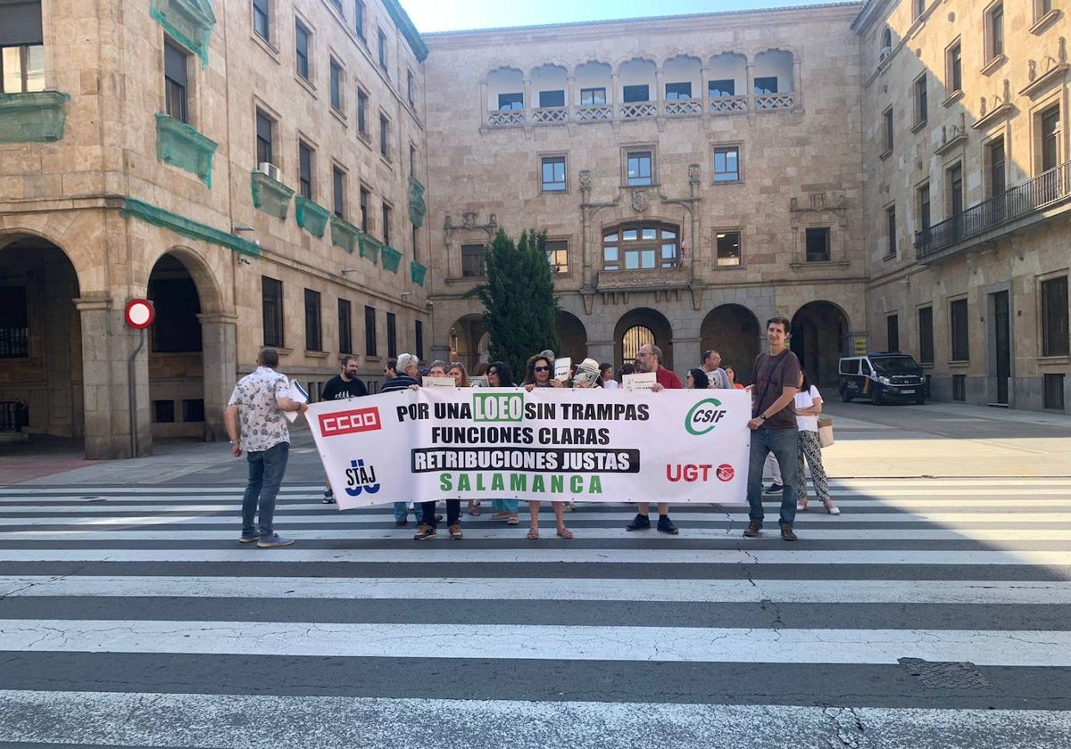 Los funcionarios de Justicia durante su concentración en Gran Vía