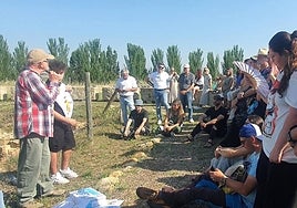 Los asistentes al III Congreso Arte de la Cantería, siguiendo la presentación de Gaspar Alonso en la visita a las canteras históricas.