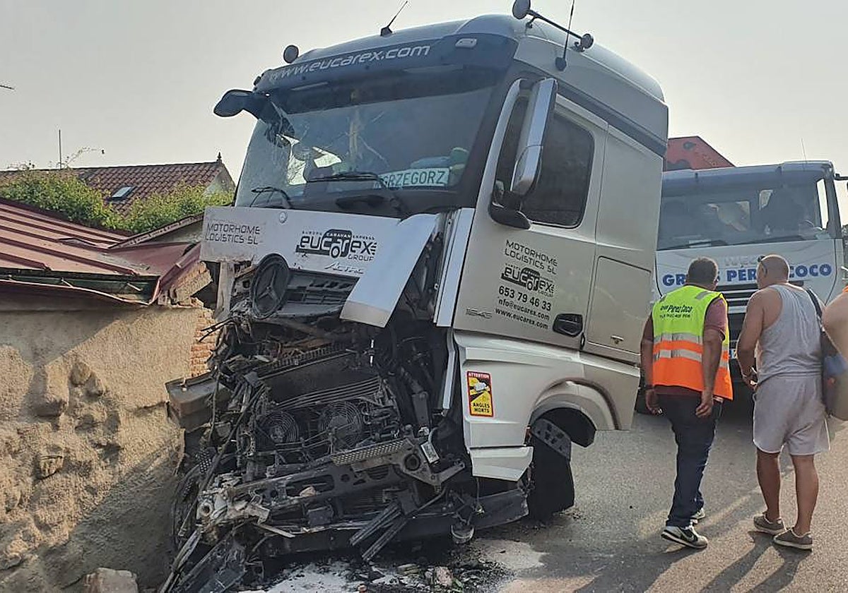 Un camión se empotra en una vivienda de Cabrerizos