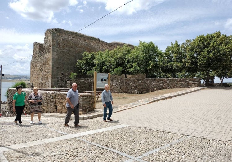 Visitantes recorriendo la villa de Salvatierra de Tormes.