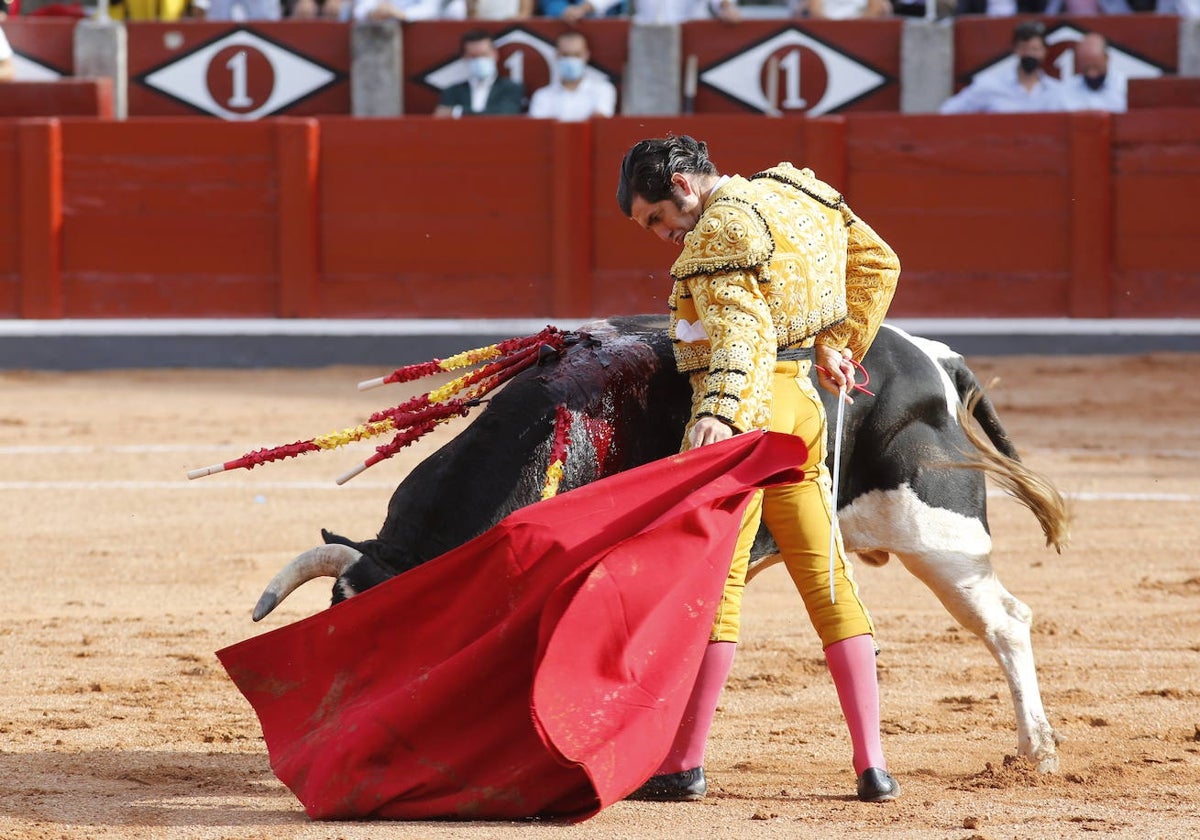 Toreo al natural de Morante de la Puebla ante un toro de Galache en La Glorieta.