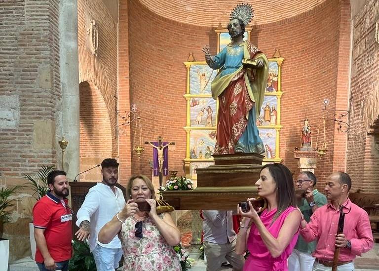 Paradinas de San Juan saca en procesión a San Pedro