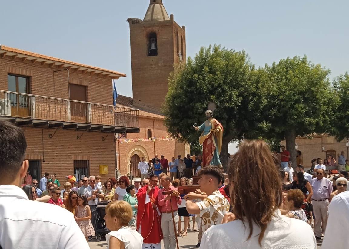 Paradinas de San Juan saca en procesión a San Pedro