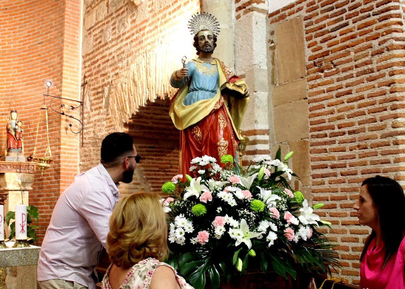 Paradinas de San Juan saca en procesión a San Pedro