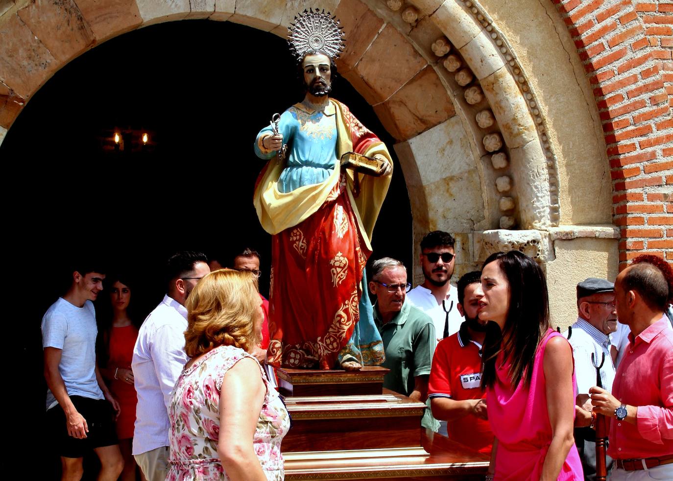 Paradinas de San Juan saca en procesión a San Pedro