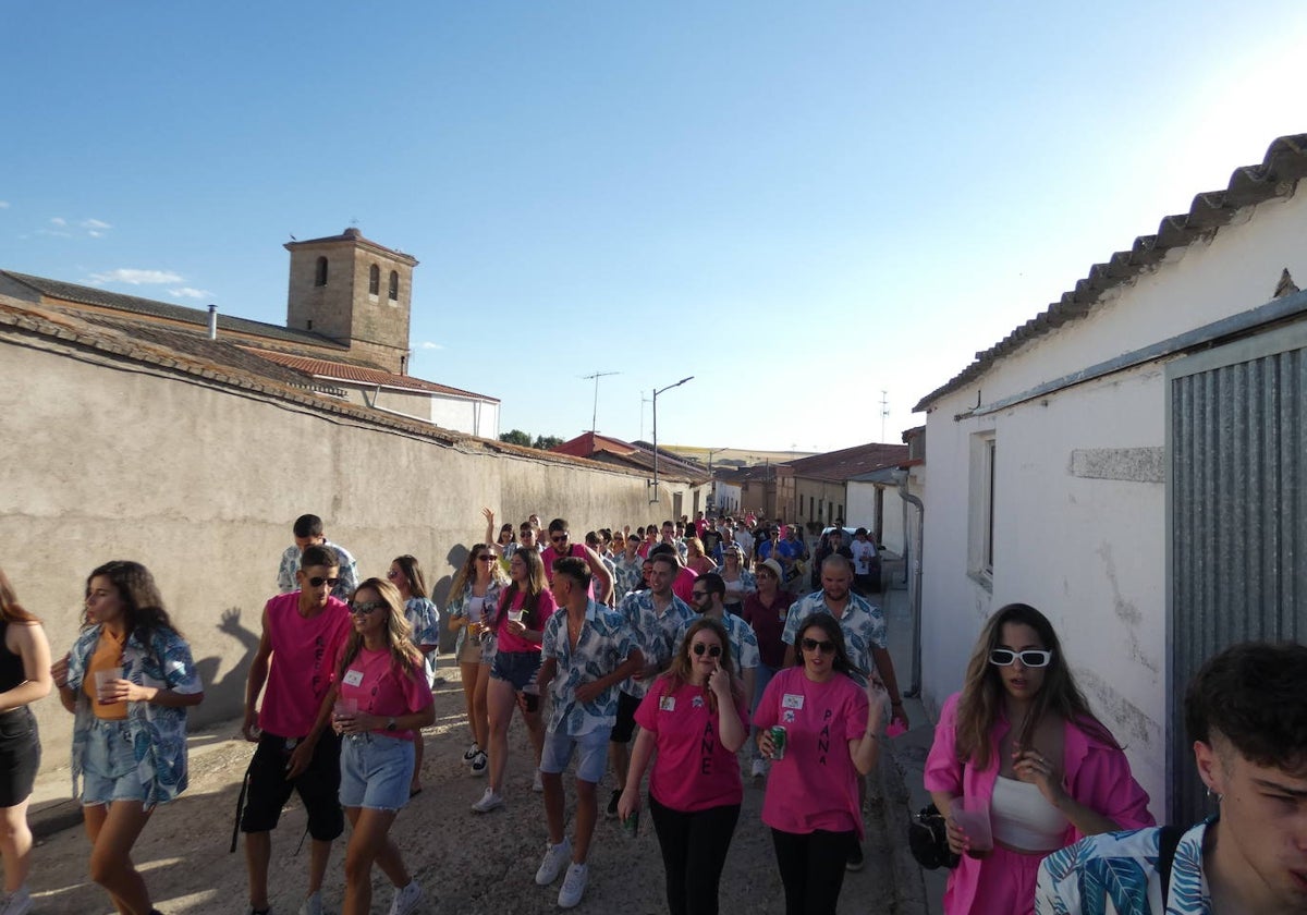 Numerosas personas participan en el recorrido de peña de las pasadas fiesta del Rosario.