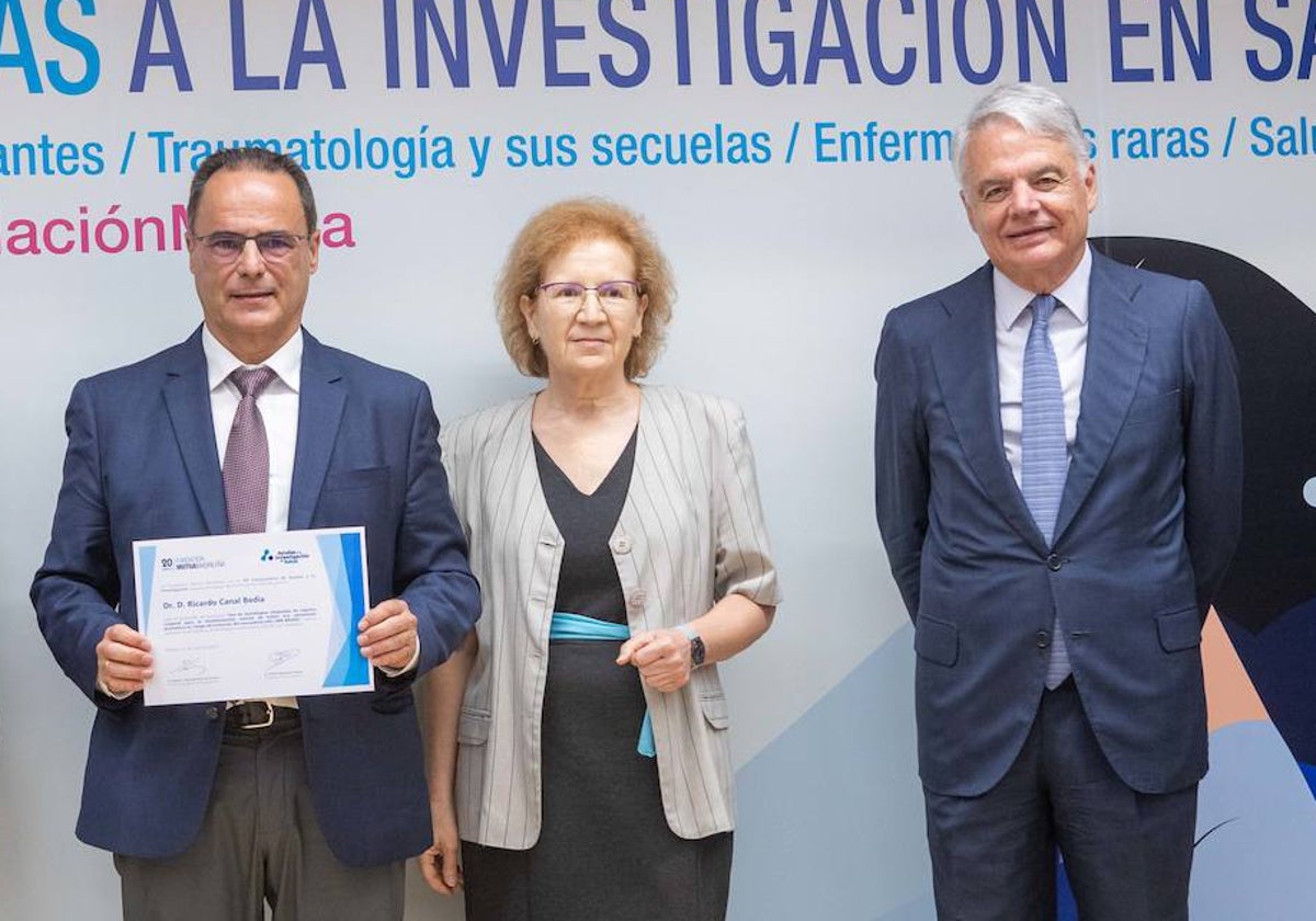 Ricardo Canal, Margarita del Val e Ignacio Garralda durante la entrega de la beca para el proyecto.