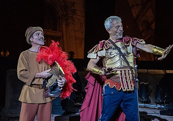 Carlos Sobera, caracterizado como «Miles»