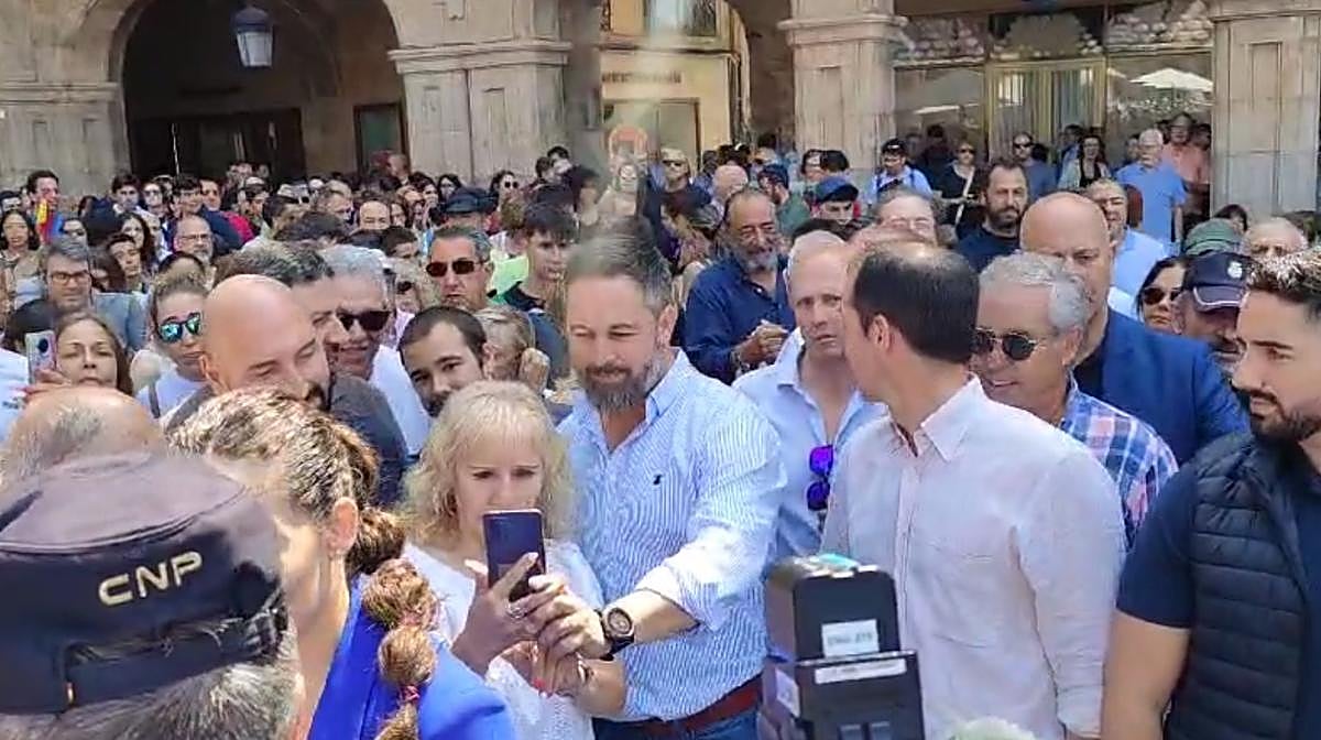 Locura por Abascal en Salamanca: baño de masas y gritos de «¡presidente!»