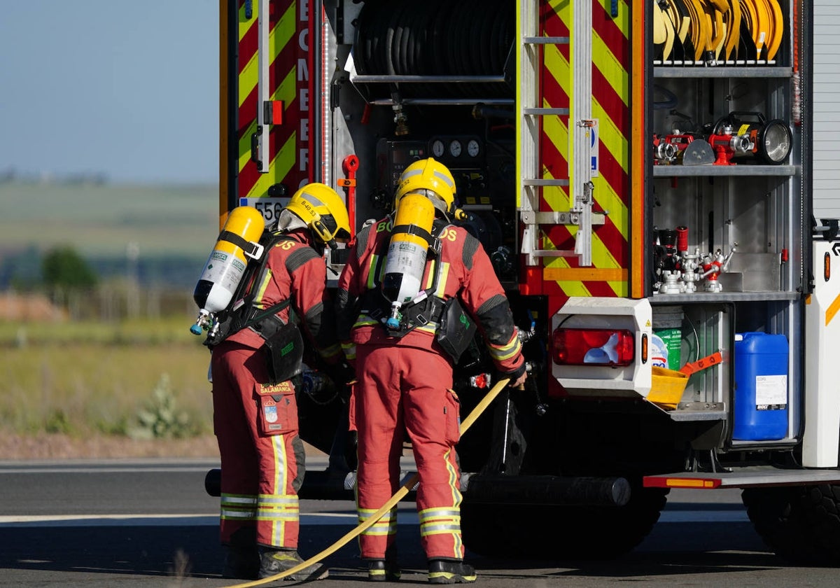 Los Bomberos de la Diputación, durante una intervención