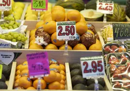 Diferentes frutas en un puesto de un mercado.