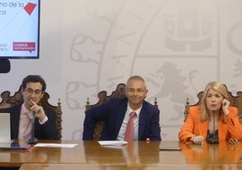 Javier Sánchez Llorente, Ricardo Rivero y Rosario Llorente Pinto en la presentación de los cursos.