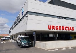 Un furgón de la Guardia Civil, aparcado a la salida de Urgencias del nuevo Hospital de Salamanca.