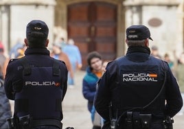 Dos policías, patrullando