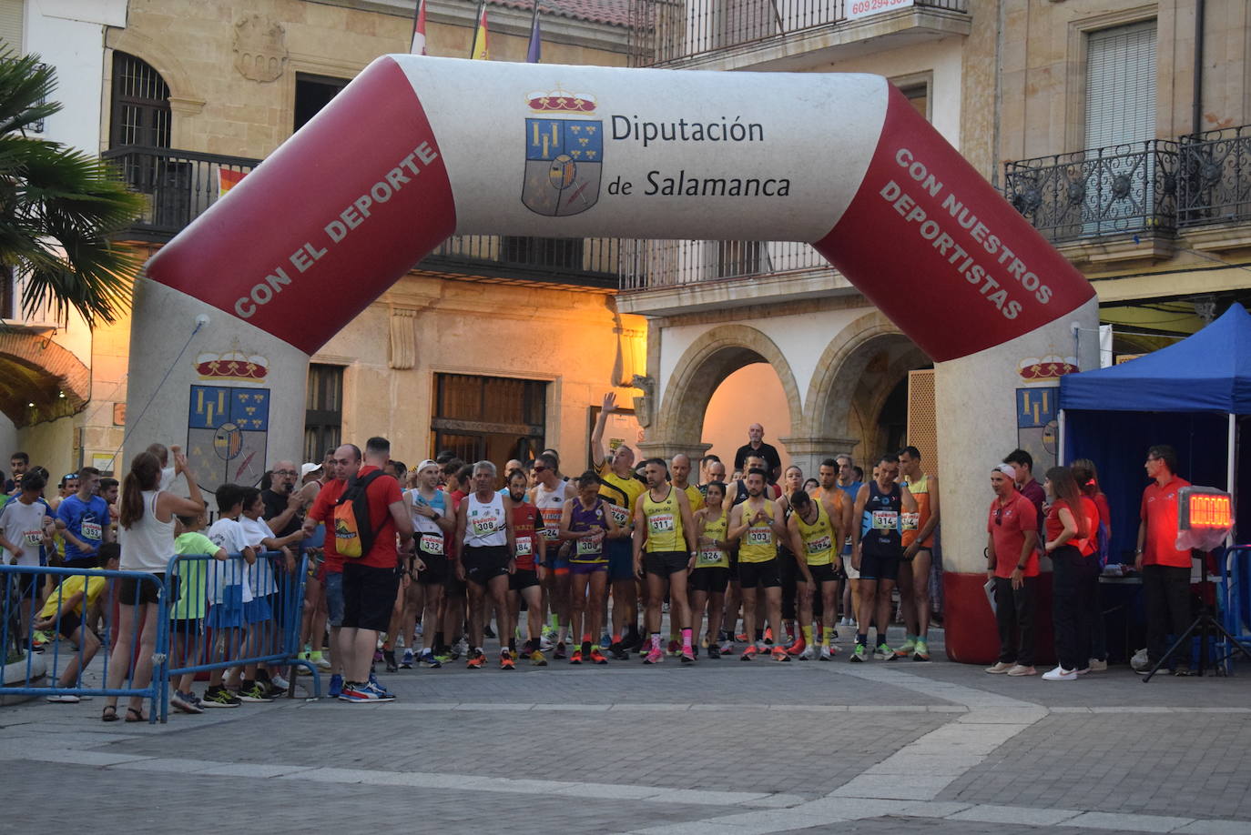 Las mejores imágenes de la V Carrera Nocturna Villa de Alba de Tormes