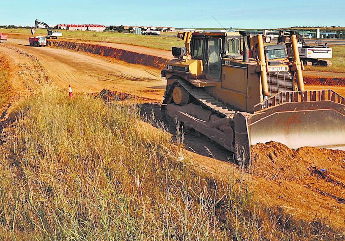 Obras de construcción de la nueva plataforma intermodal ferroviaria, el Puerto Seco, junto al futuro sector industrial de Peña Alta.