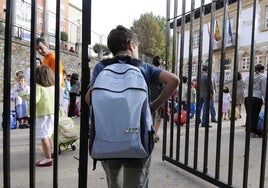 Un joven escolar, a la puerta de un centro educativo de Castilla y León.