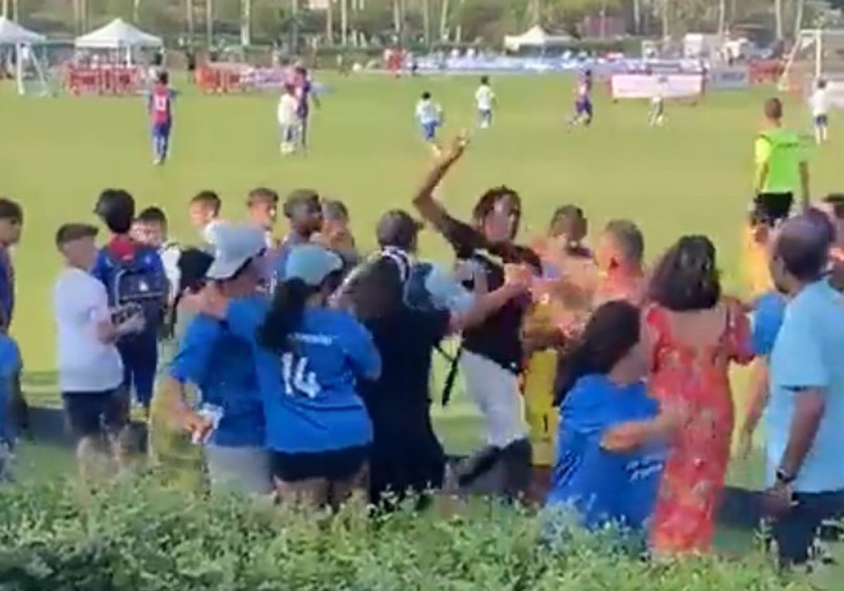 Un hombre intenta apuñalar a otro en mitad de un torneo de niños en Cádiz