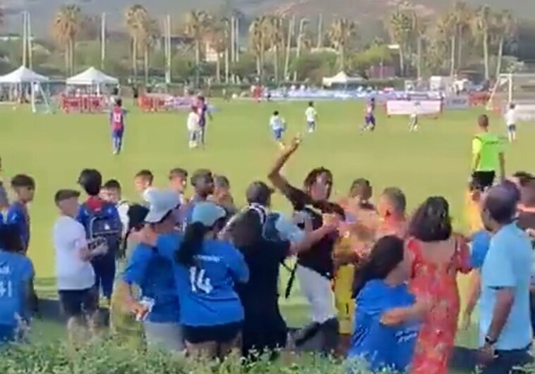 Un hombre intenta apuñalar a otro en mitad de un torneo de niños en Cádiz