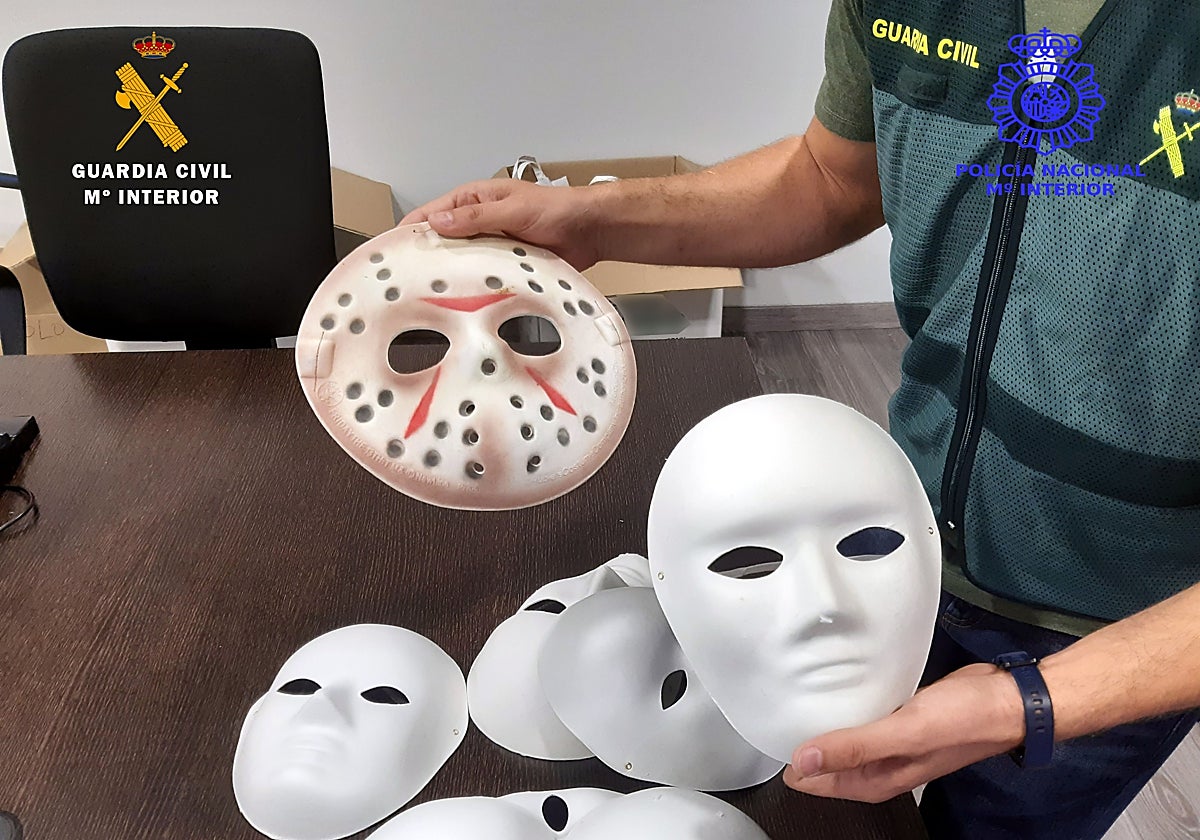 Caretas empleadas por el grupo para perpetrar el asalto.