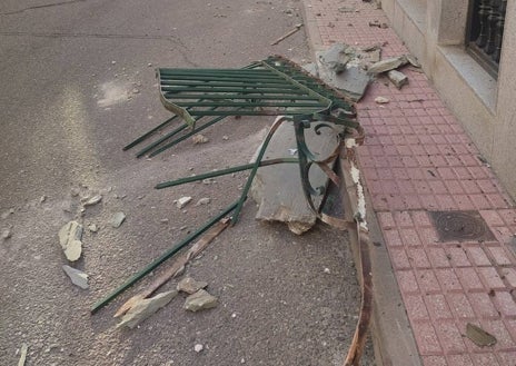 Imagen secundaria 1 - Un camión arranca un balcón en el centro de Alba y se da a la fuga