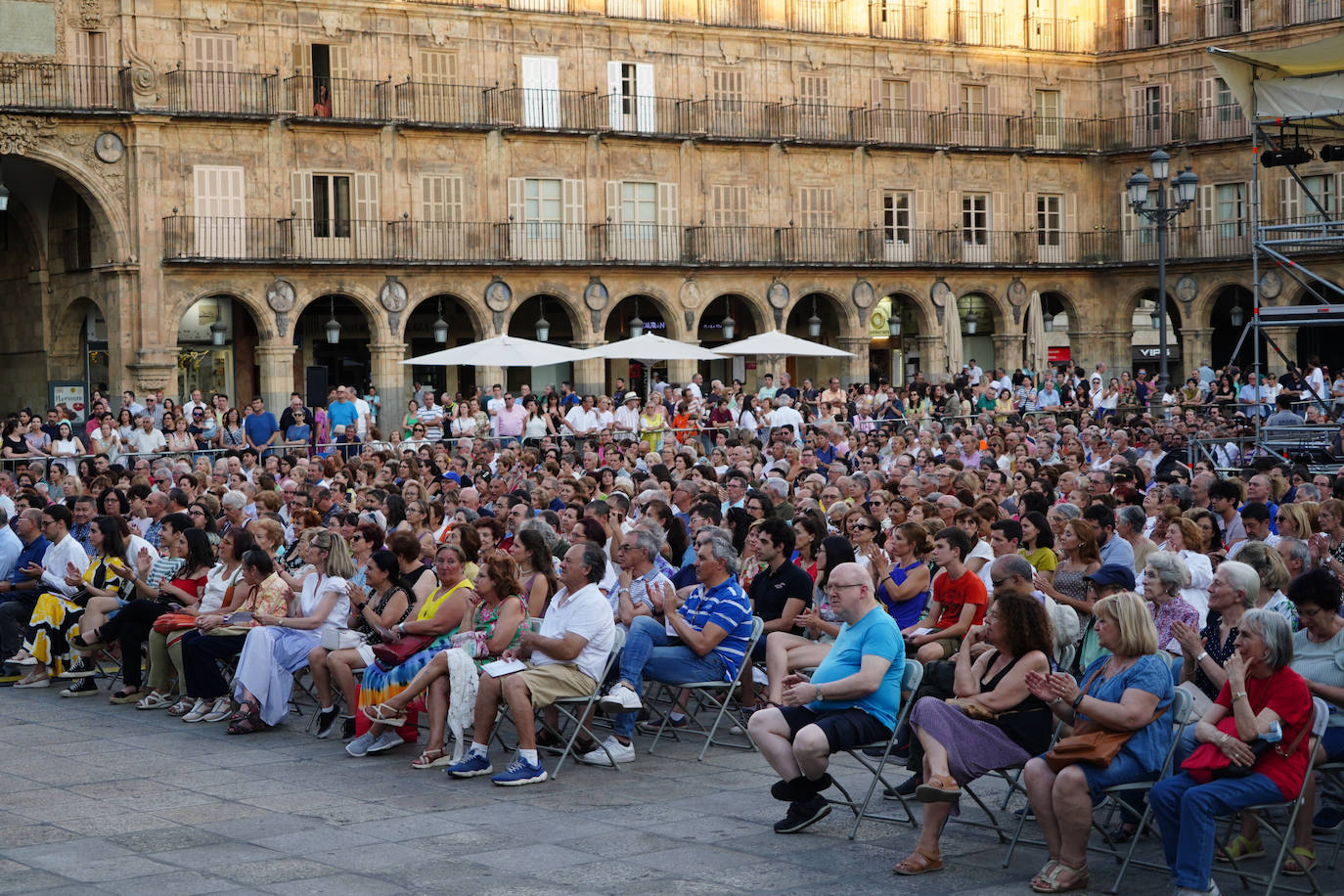 Un energético debut de la OSCyL Joven en la Plaza Mayor de Salamanca