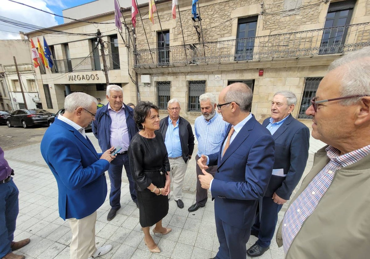 Luisa de Paz y Javier Iglesias durante una visita a Vitigudino.