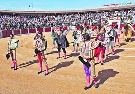 Emilio de Justo, Manuel Diosleguarde y Morante de la Puebla encabezan el paseíllo del pasado 23 de abril en Guijuelo, con la plaza abarrotada.