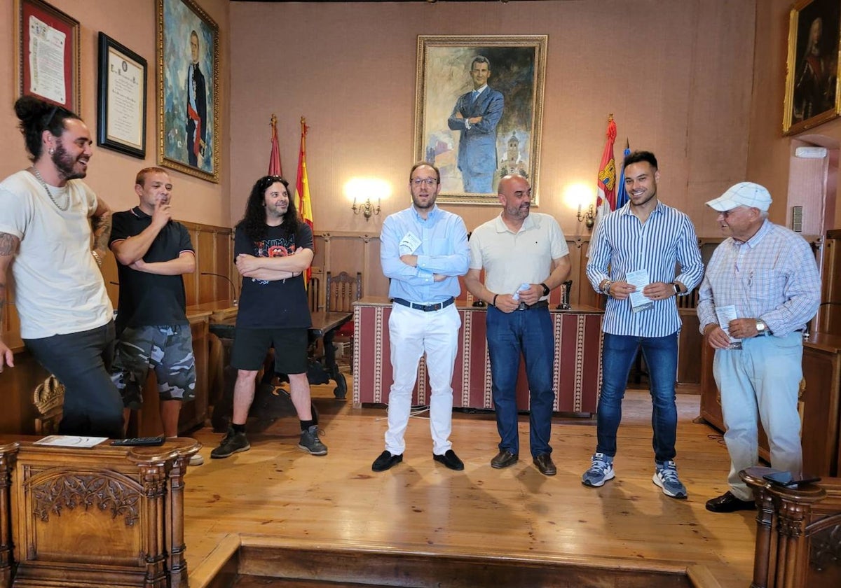 Ayuntamiento, grupos y colaboradores en la presentación del programa del verano de Ciudad Rodrigo