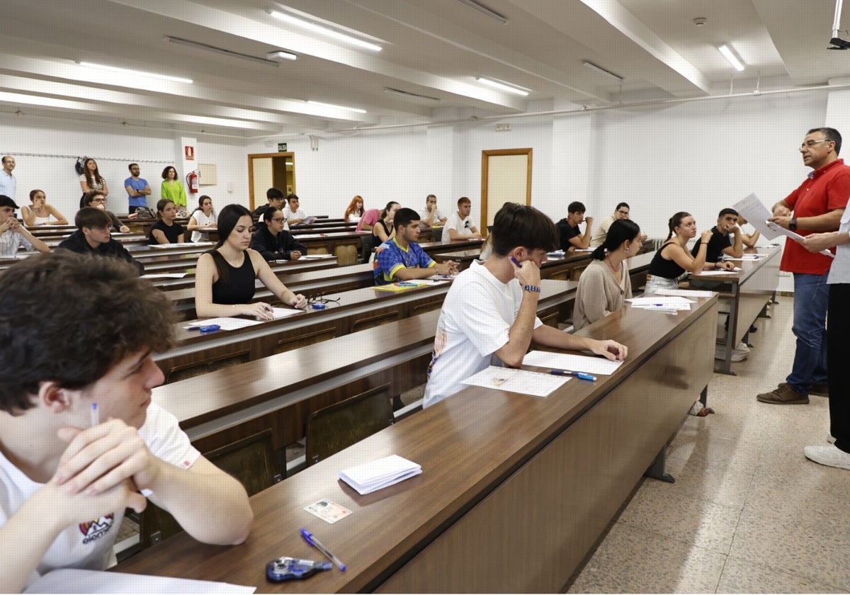 Estudiantes al comienzo de la EBAU en la Facultad de Ciencias de la Universidad de Salamanca