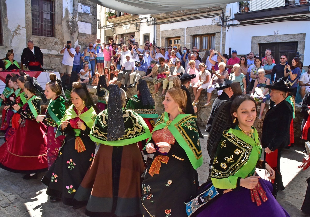 Los trajes típicos de las mujeres en la festividad.