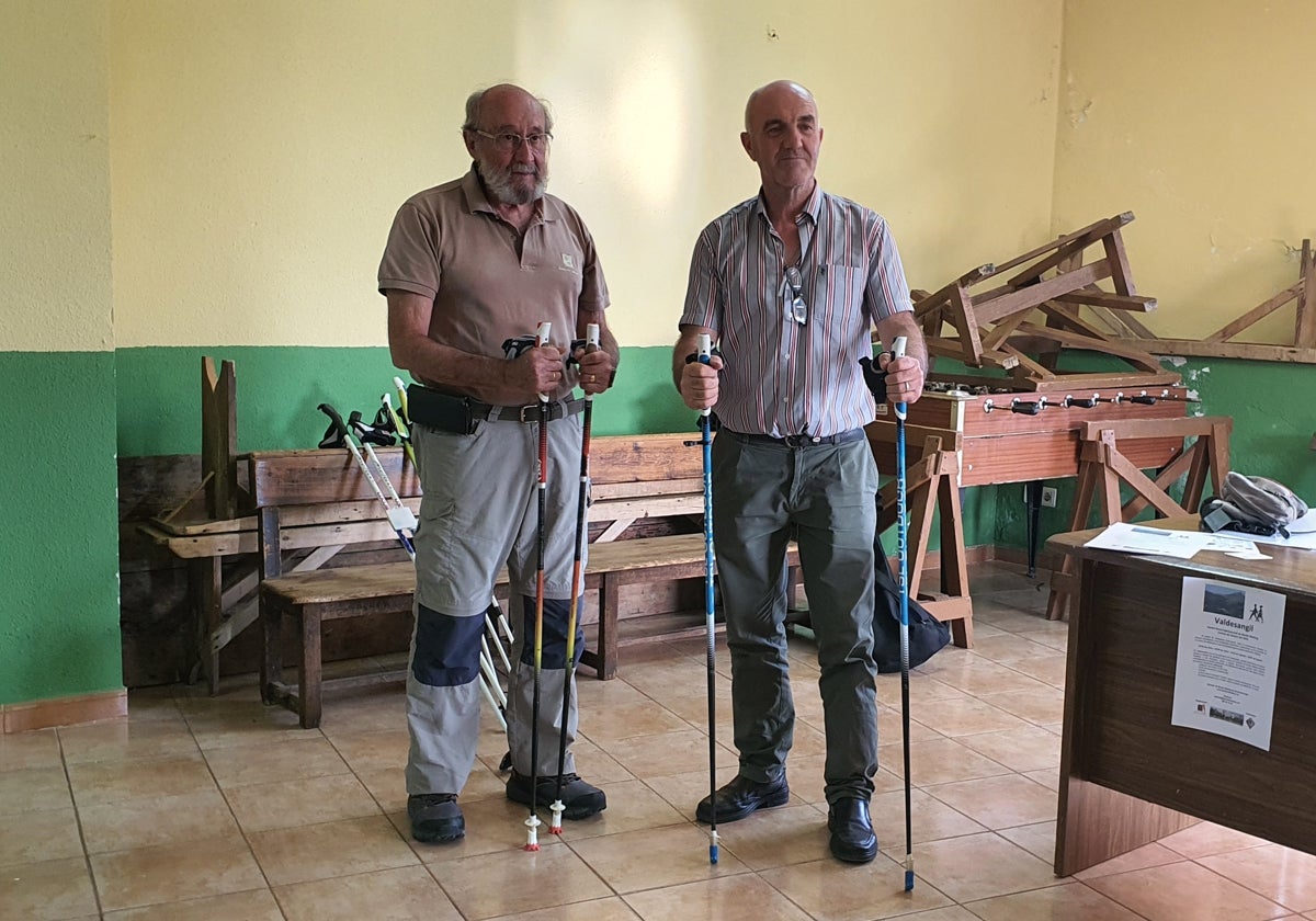 El instructor, Alfonso Monge, y el alcalde de Valdesangil, Alejandro Romero, en el Ayuntamiento