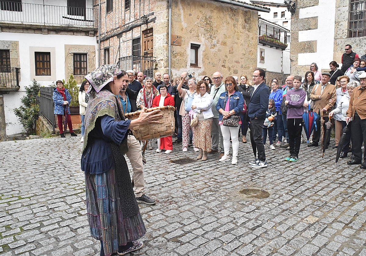 Imagen de la primera visita guiada organizada en Candelario a principios de junio.
