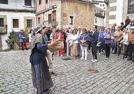 Imagen de la primera visita guiada organizada en Candelario a principios de junio.