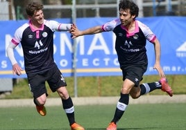 Amaro y Javi Navas, dos de los jugadores más veteranos del Salamanca, chocan sus manos celebrando un tanto la pasada campaña.