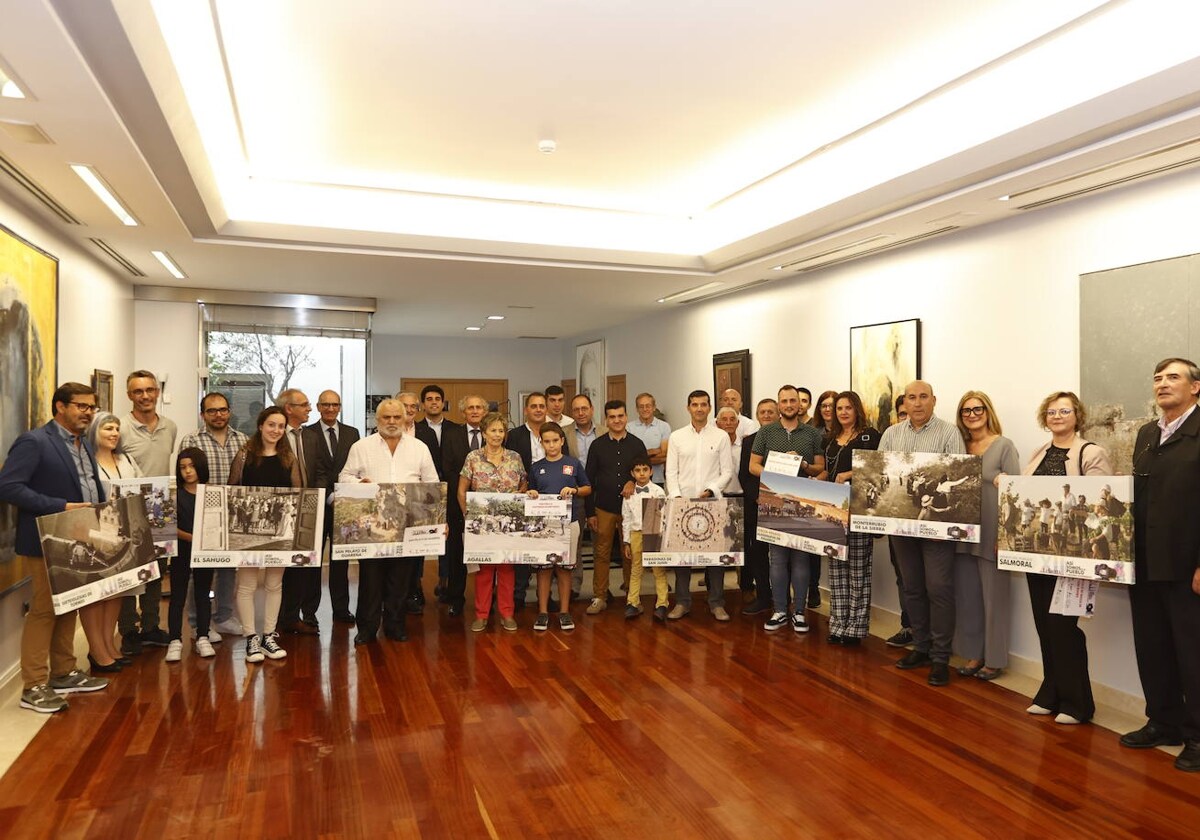 Foto de familia con los organizadores, patrocinadores y galardonados en el XII Concurso Fotográfico «Así somos en mi pueblo», organizado por LA GACETA en 2022.