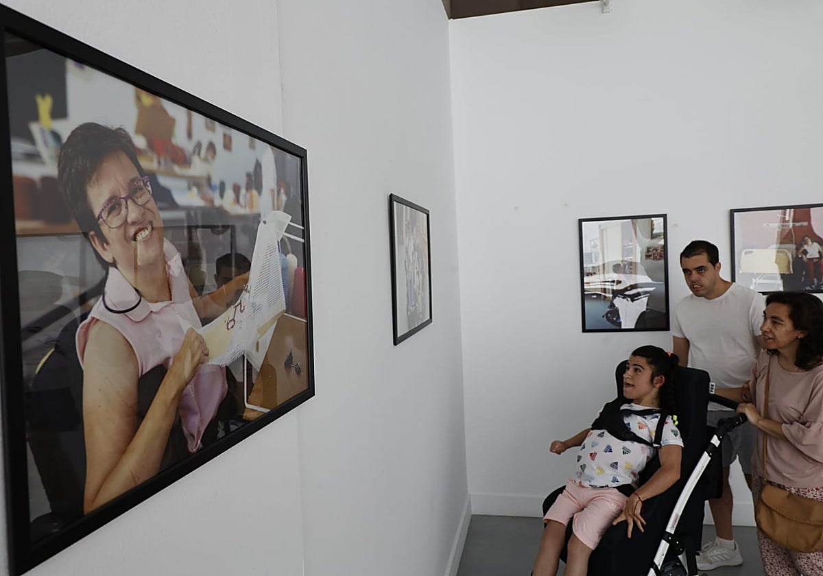 La emotiva exposición que desvela cuatro historias de personas con parálisis cerebral