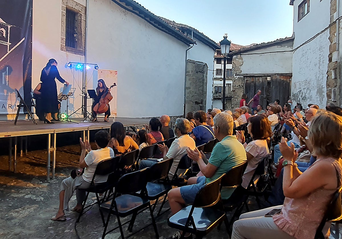 Imagen de una de las actuaciones celebradas en 2022 en la plaza de la Torre en Candelario.